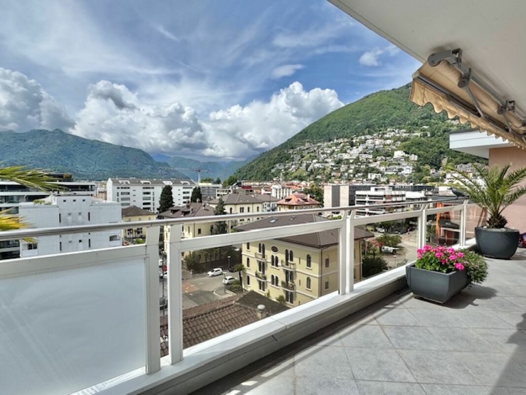 Balkon mit Berg- und Stadtblick
