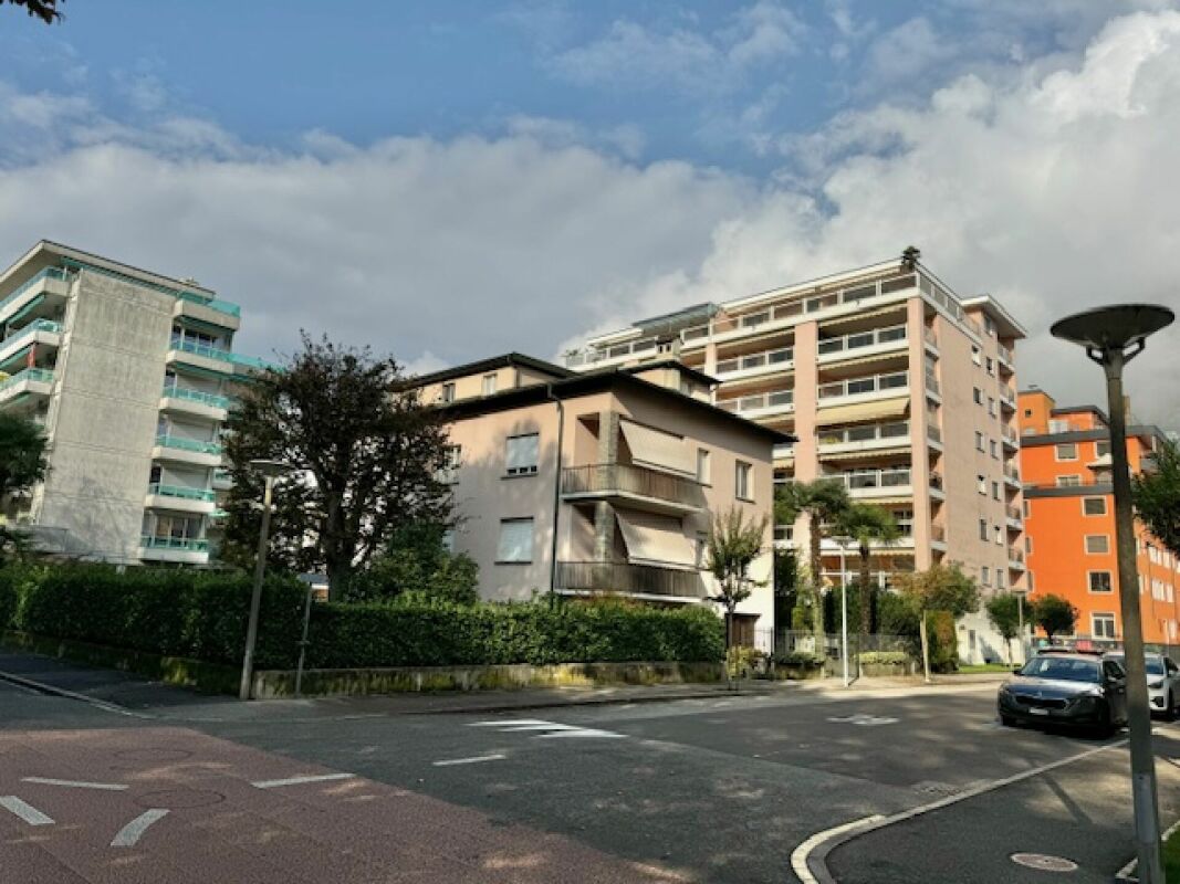 Mehrfamilienhäuser an einer städtischen Straße
