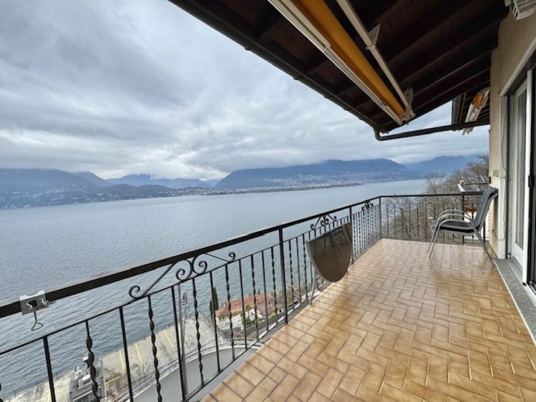 Seeblick-Balkon mit Markise