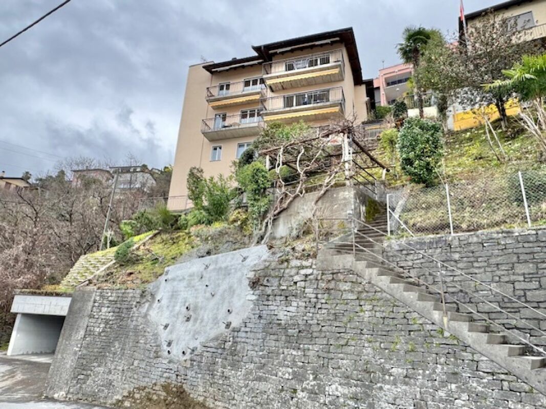 Hanghaus an steilem Hang mit Terrassen und Außentreppe