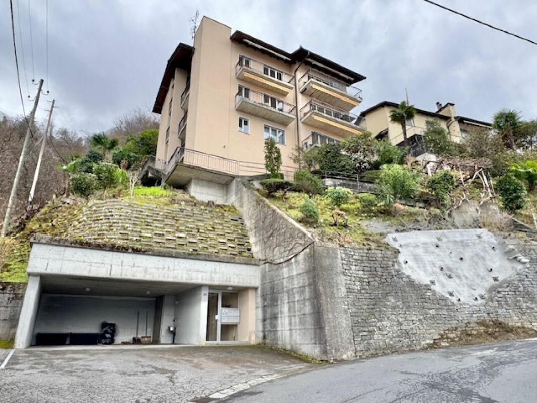 Mehrfamilienhaus an Hanglage mit Garagenzufahrt