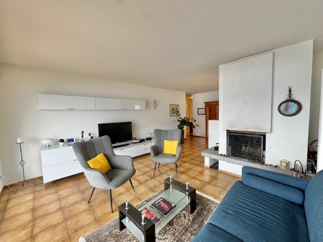 Wohnzimmer mit Kamin und Sitzgruppe
