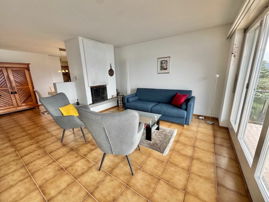 Wohnzimmer mit Fliesenboden und Kamin