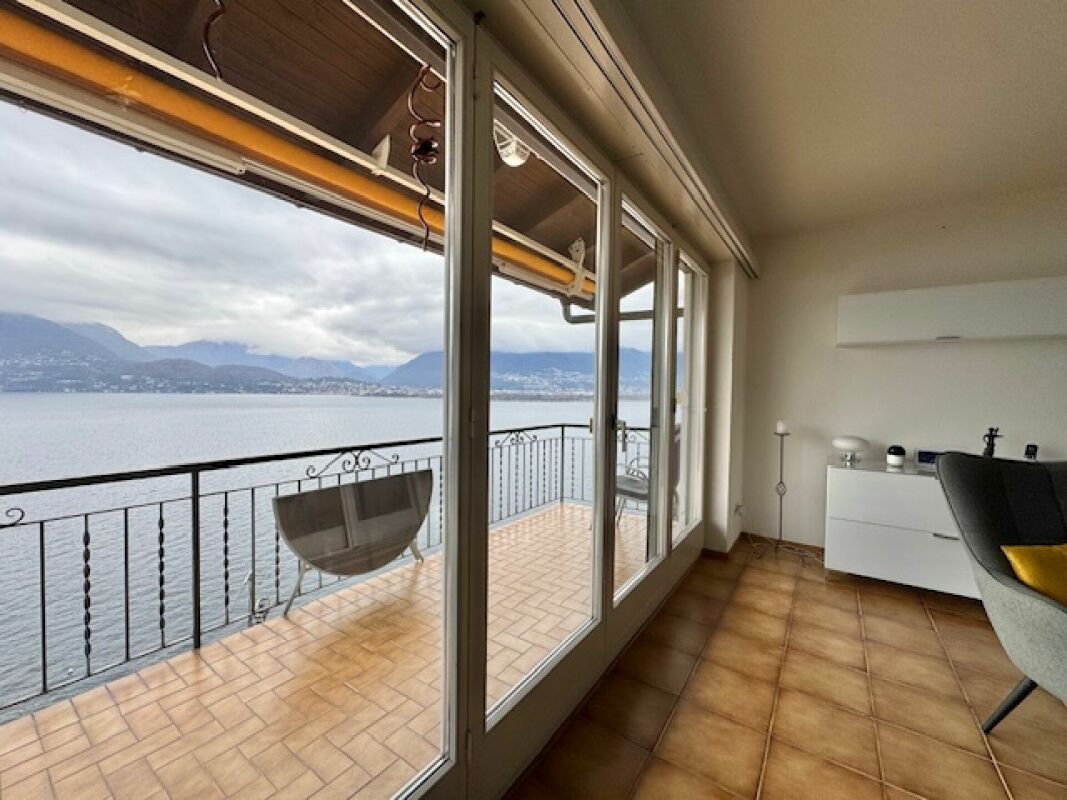 Blick auf den See vom Wohnraum mit Balkonzugang