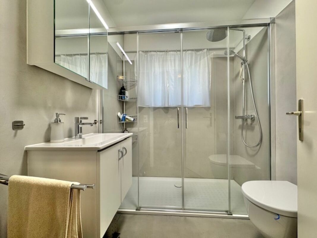 Modernes Badezimmer mit Glasdusche