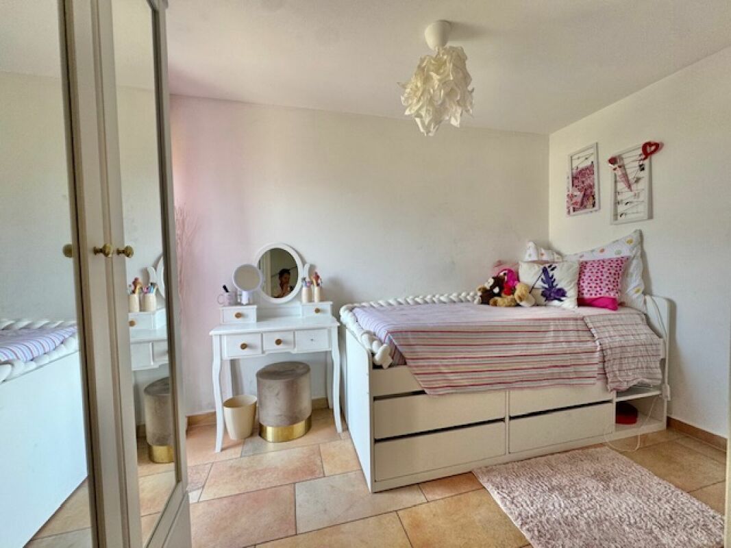 Mädchenzimmer mit Tagesbett und Schminktisch