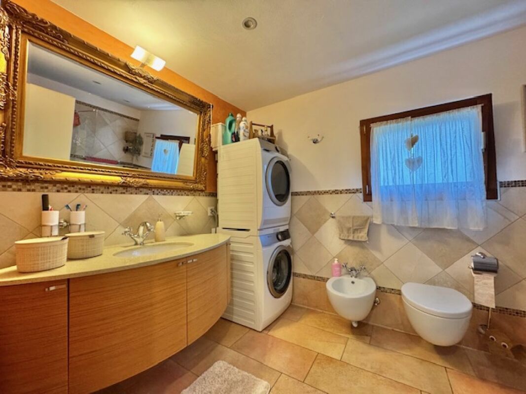 Badezimmer mit Waschtisch und WC