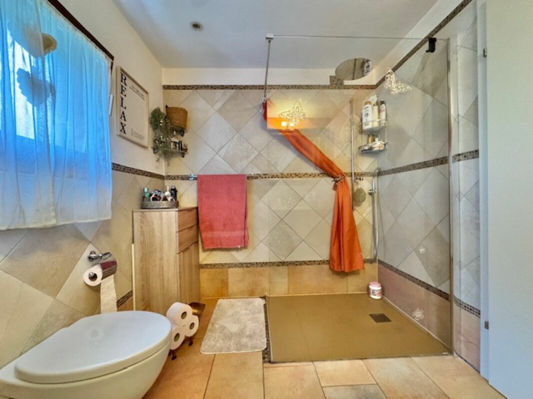 Modernes Badezimmer mit bodengleicher Dusche