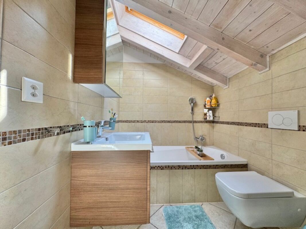 Badezimmer mit Badewanne unterm Dach