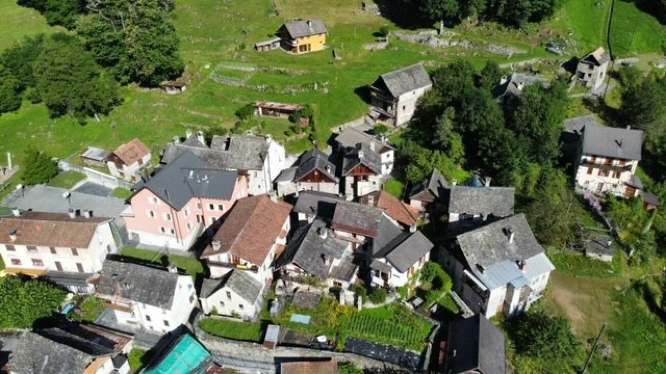 Luftaufnahme eines kleinen alpinen Dorfes