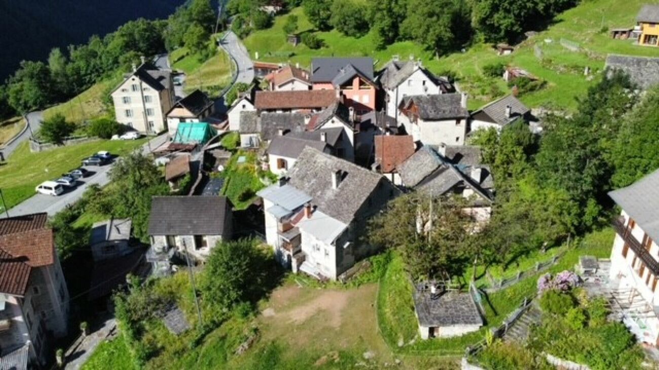 Luftaufnahme eines alpinen Dorfes