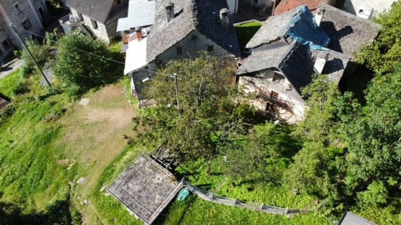 Luftaufnahme eines Hauses mit großem Grundstück