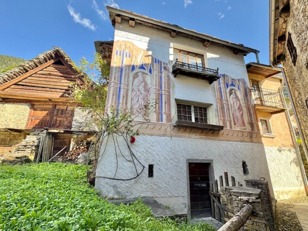 Historisches Haus mit Freskenfassade