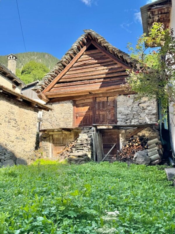Alte alpine Scheune mit Holzgiebel