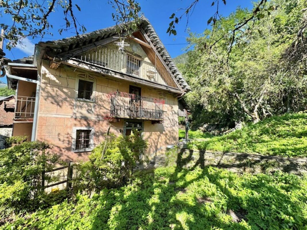 Historisches Haus mit Balkon in grüner Hanglage