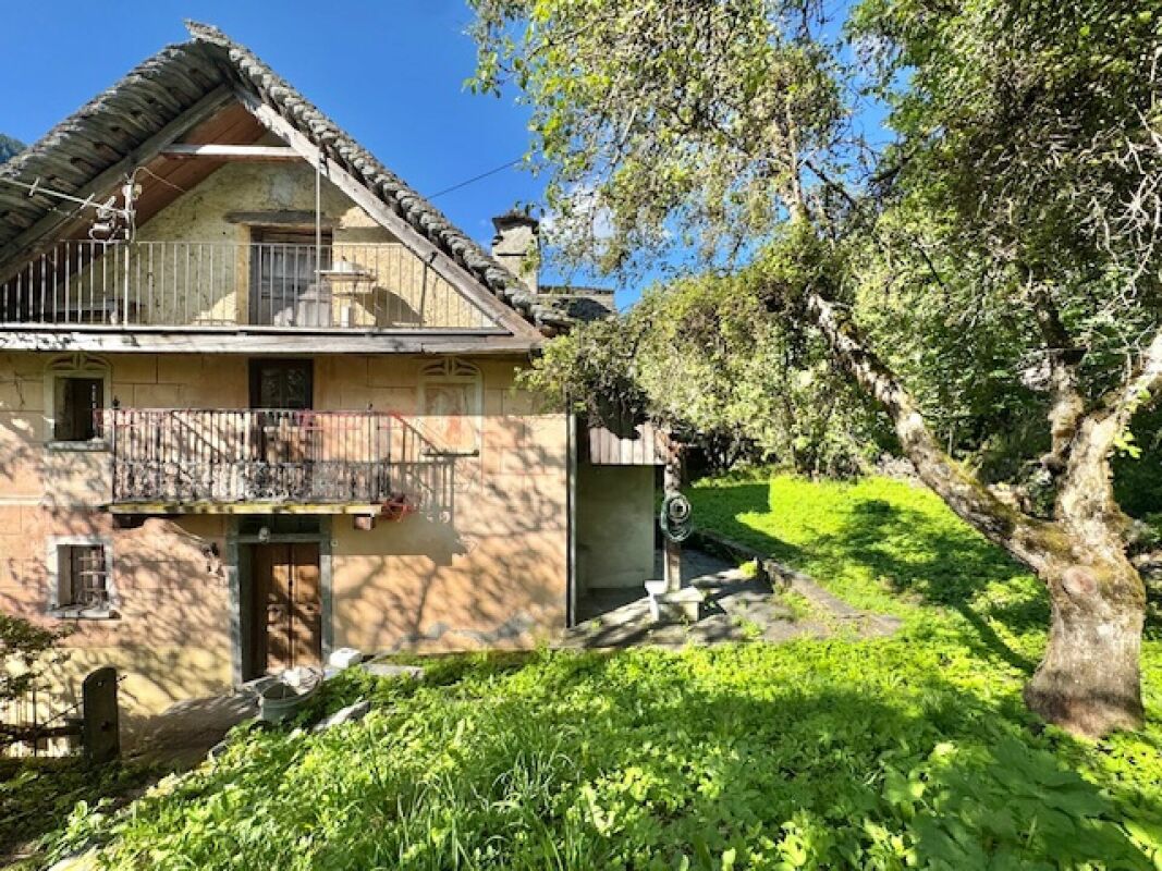 Altes Haus mit Balkon und Garten