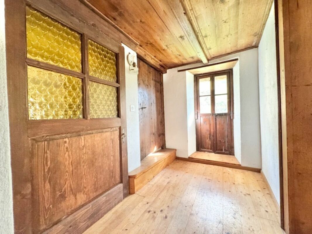 Flur mit Holztüren und gelbem Strukturglas