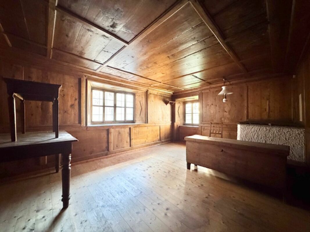 Holzvertäfelter Raum mit historischem Charakter
