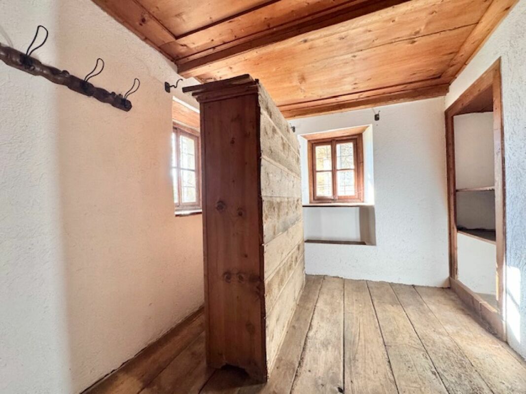 Rustikaler Innenraum mit Holzdecke und Holzboden