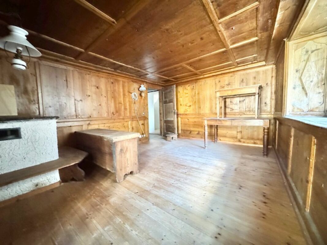 Rustikaler Holzraum mit Ofen und Fensterbank