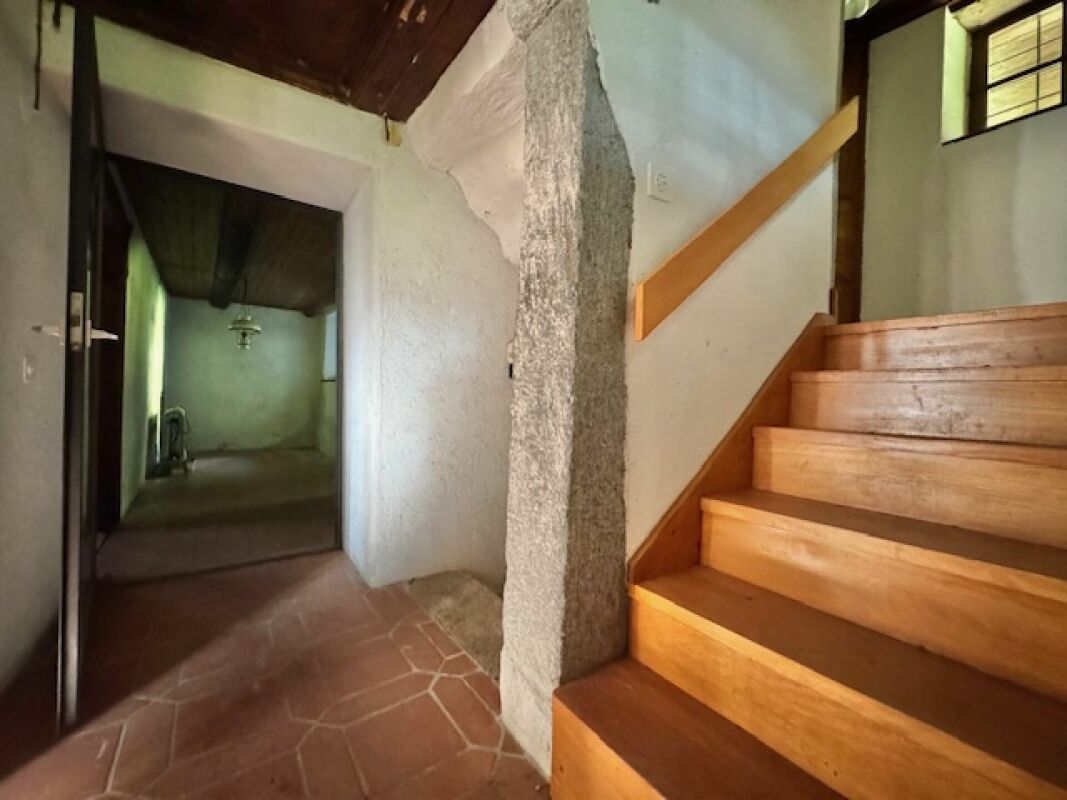 Treppenhaus mit Holzstufen