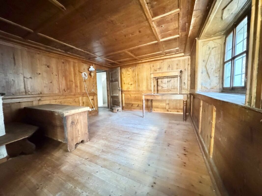 Rustikaler Holzraum mit Fenstern