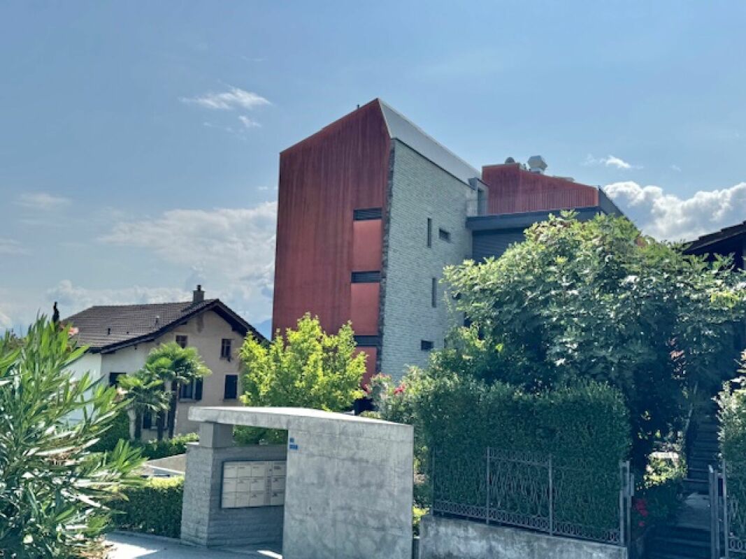 Modernes Wohngebäude mit Garten und Straßenansicht