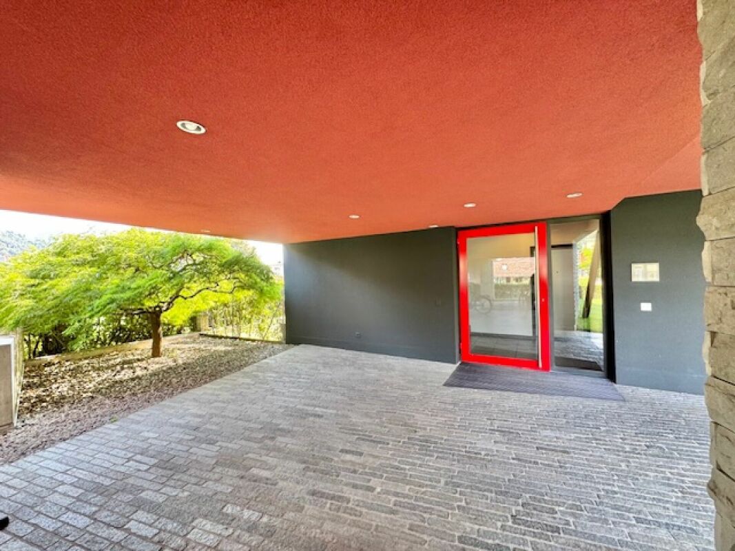 Überdachter Eingangsbereich mit roter Decke
