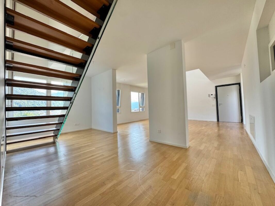 Offener Wohnbereich mit Treppe und Parkett