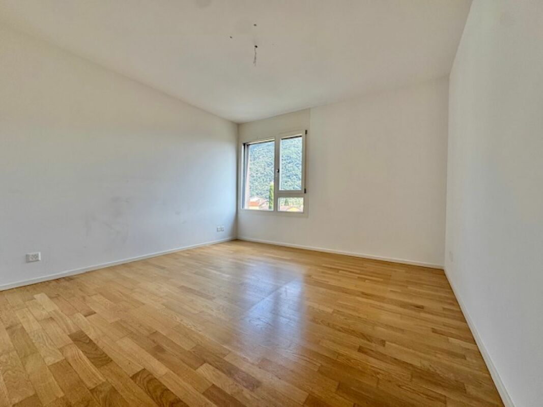 Leeres Zimmer mit Parkett und Fenster