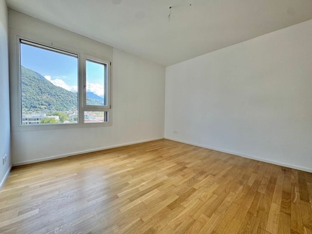 Leerer Raum mit Bergblick