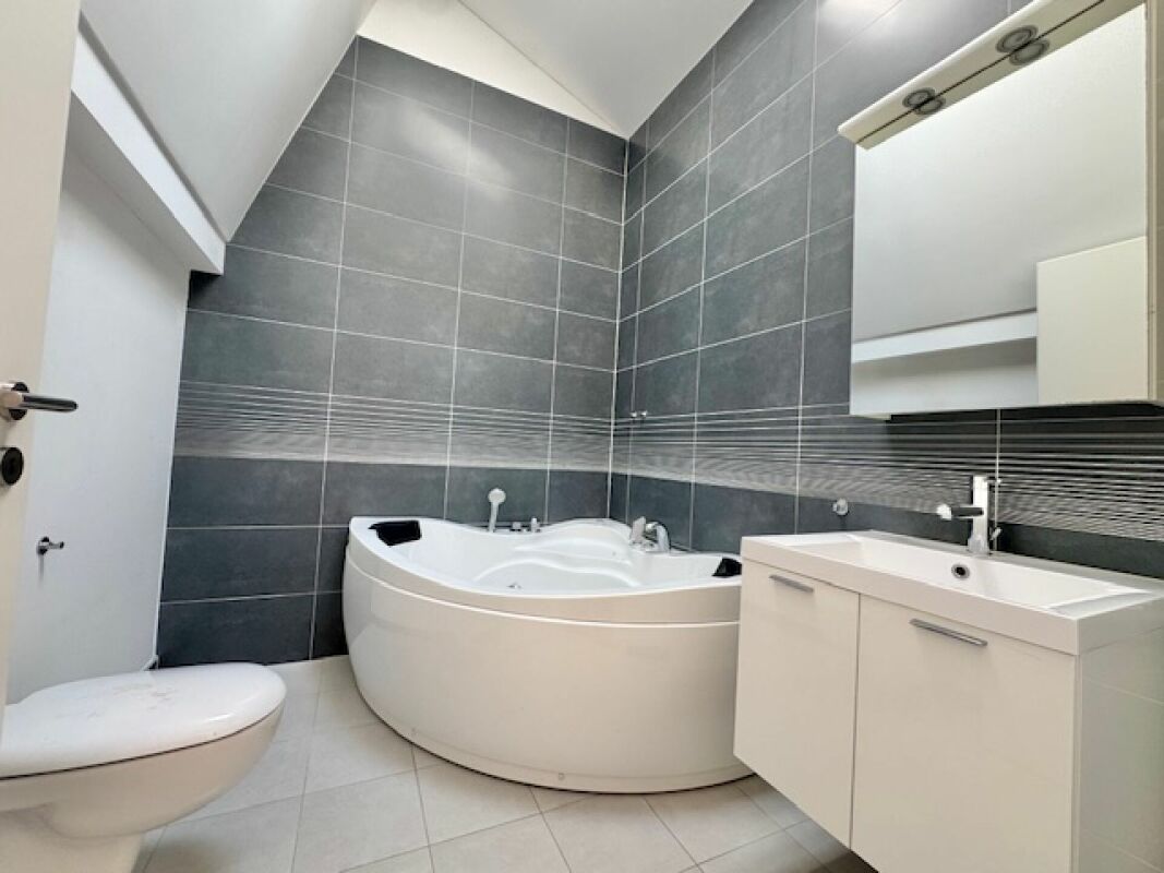Modernes Badezimmer mit Whirlpoolwanne