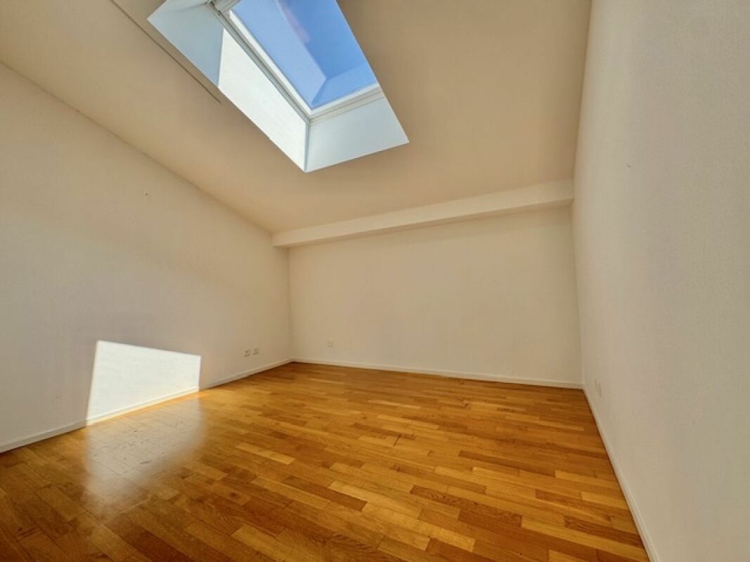 Leerer Dachgeschossraum mit Dachfenster