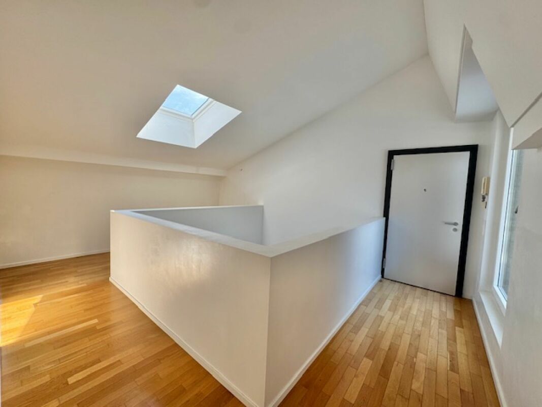 Heller Dachboden- oder Galeriebereich mit Dachfenster
