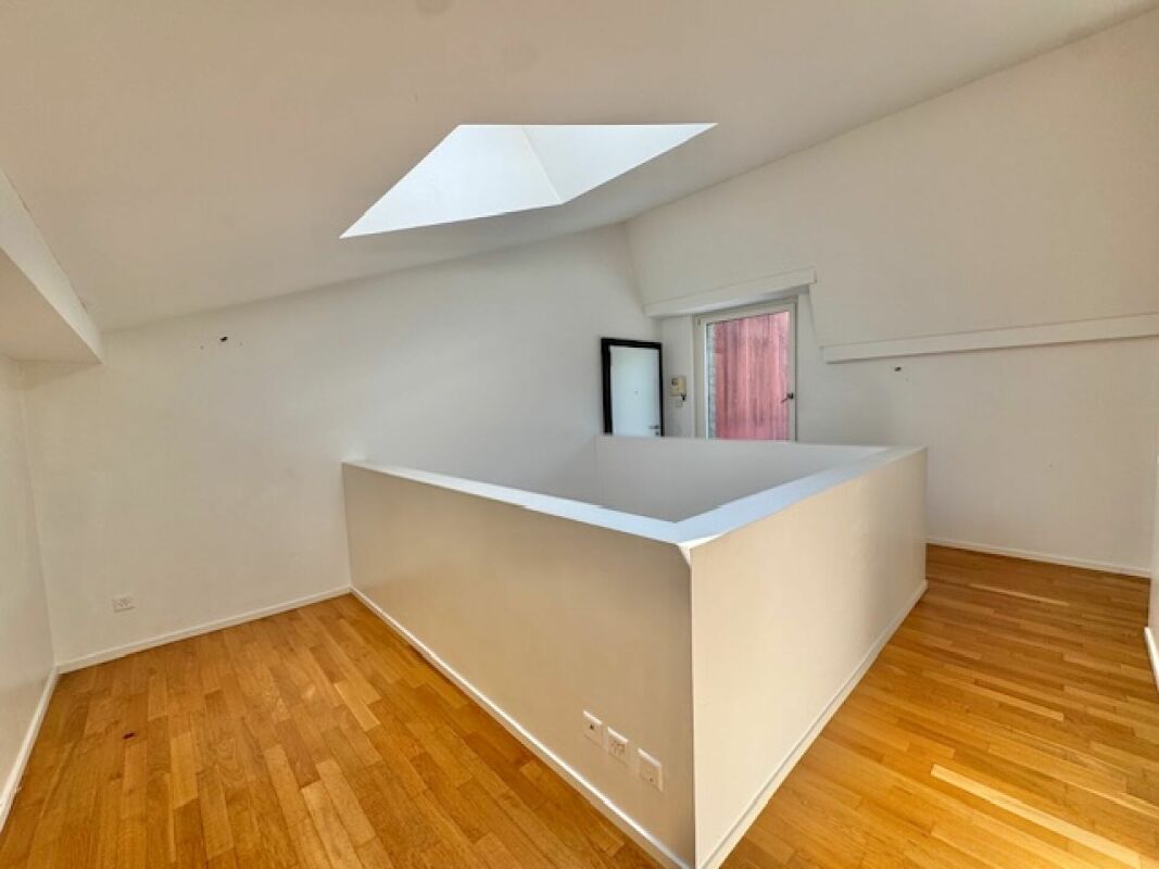 Helles Zimmer mit Dachfenster und Galeriebrüstung