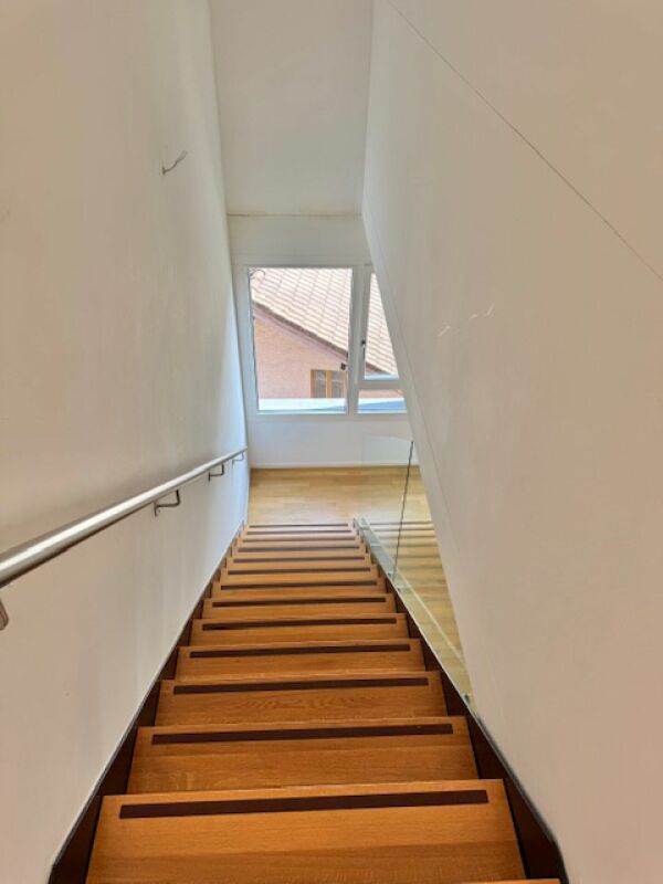 Treppenhaus mit Holzstufen