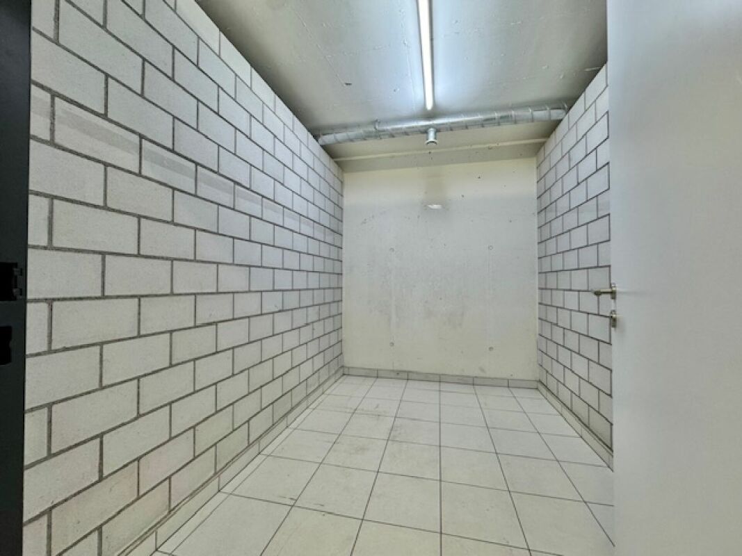 Kleiner gefliester Nebenraum