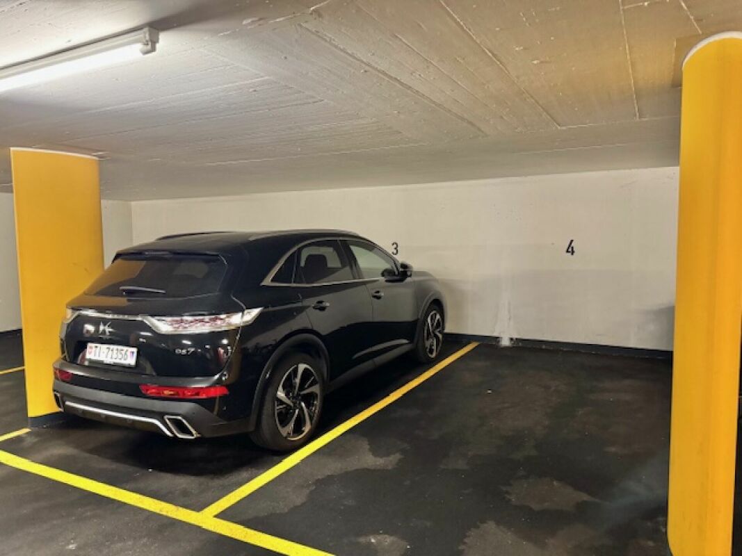Tiefgaragenstellplatz mit schwarzem SUV