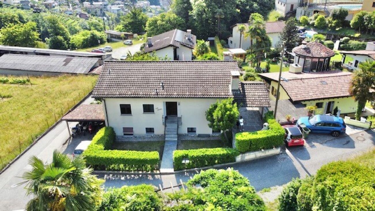 Luftaufnahme eines Wohnhauses mit Garten