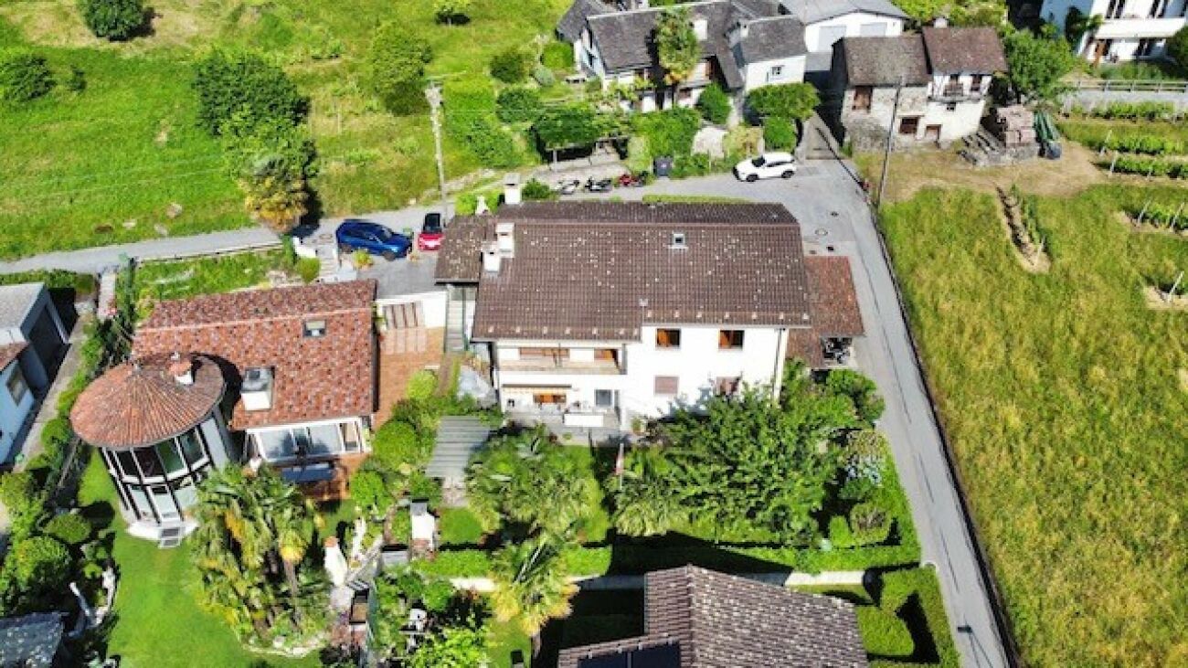 Luftaufnahme eines Wohnhauses mit Garten