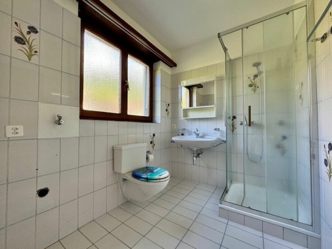 Helles Badezimmer mit Dusche und WC