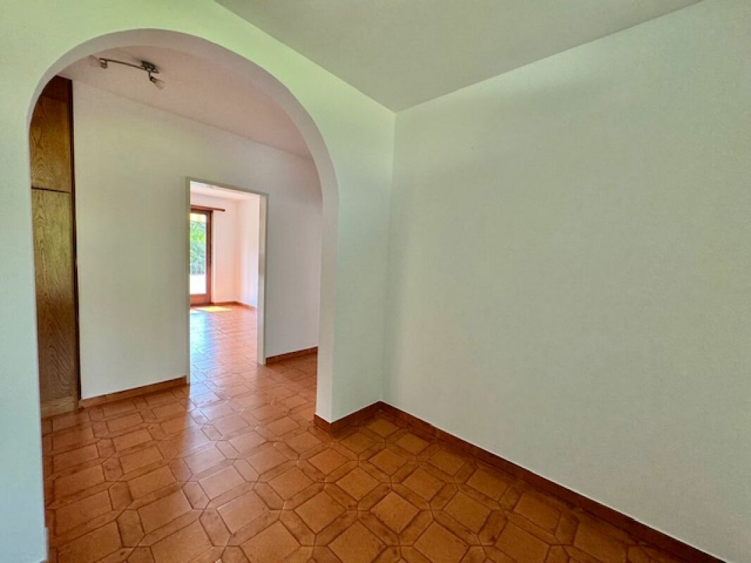 Leerer Innenraum mit Rundbogen und Fliesenboden