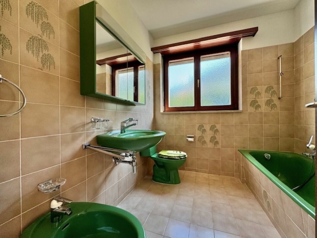 Badezimmer mit grünen Sanitärkeramiken
