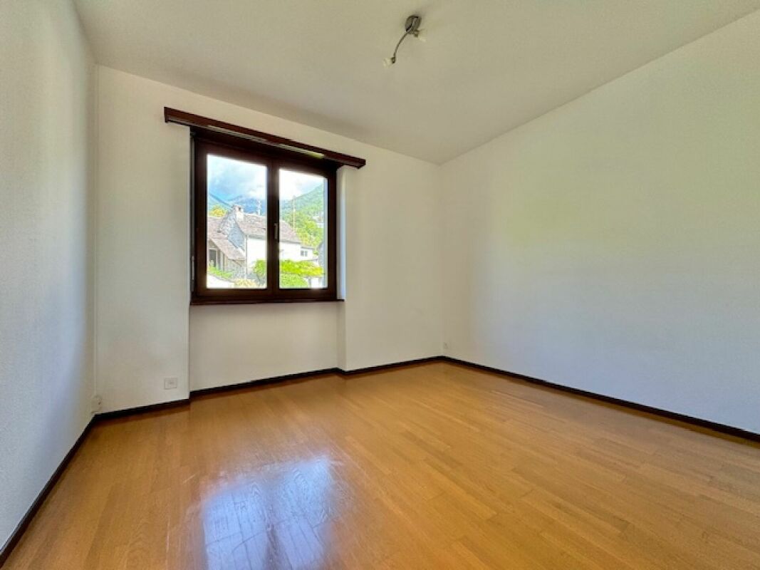 Leerer heller Raum mit Fensterblick