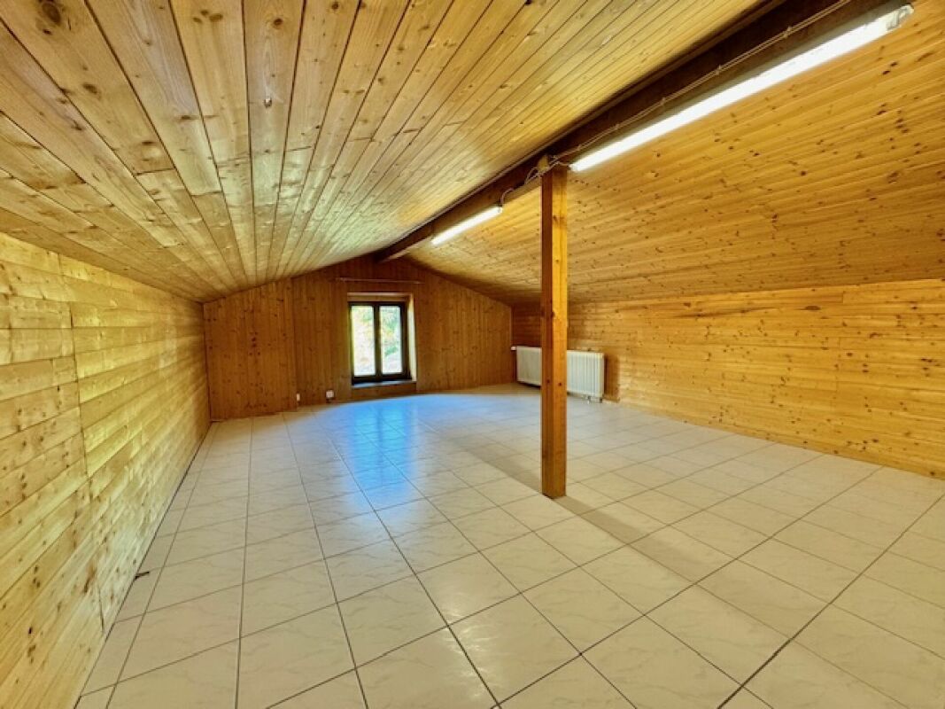 Holzverkleideter Dachraum mit Fliesenboden