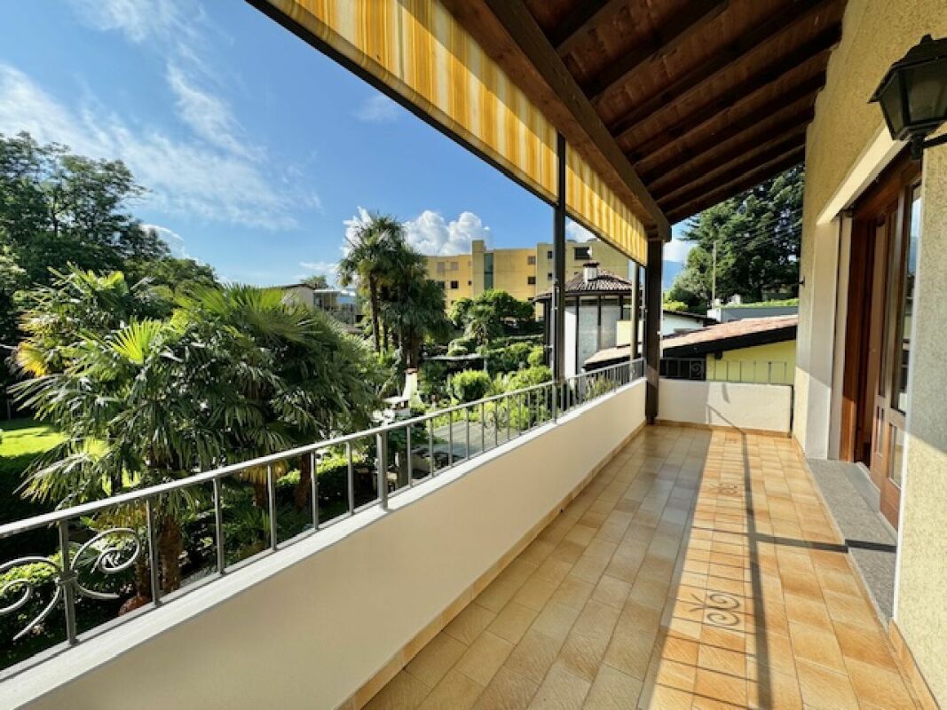 Überdachter Balkon mit Blick ins Grüne