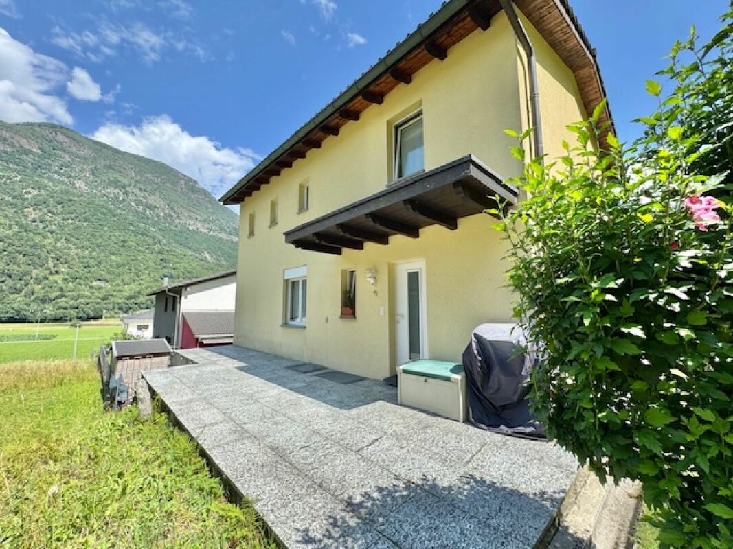Außenansicht eines Hauses mit Terrasse