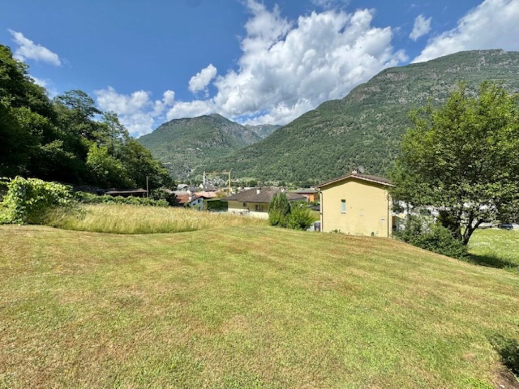 Berggrundstück mit Rasenfläche und Talblick