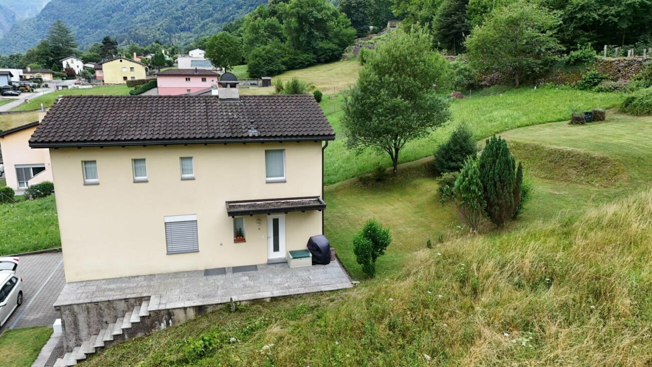 Haus in grüner Hanglage