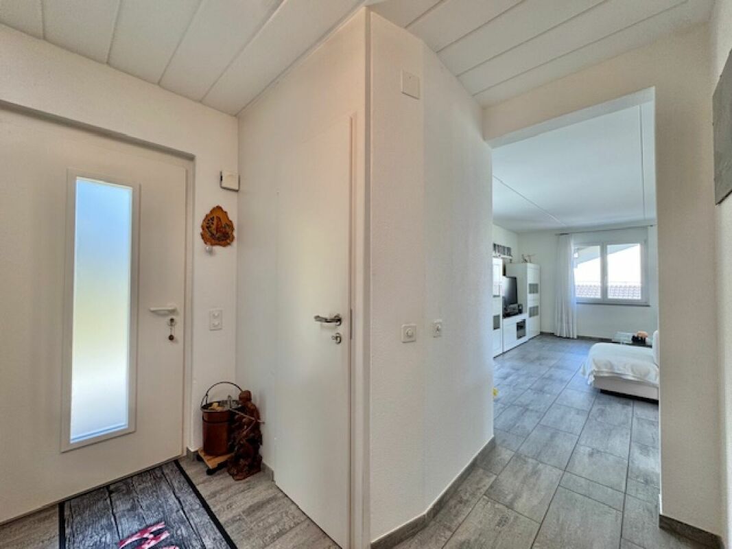 Eingangsbereich mit Blick in einen Wohnraum